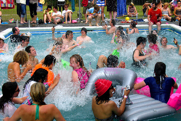 Admin_thumb_pool-party-_calh-2007_